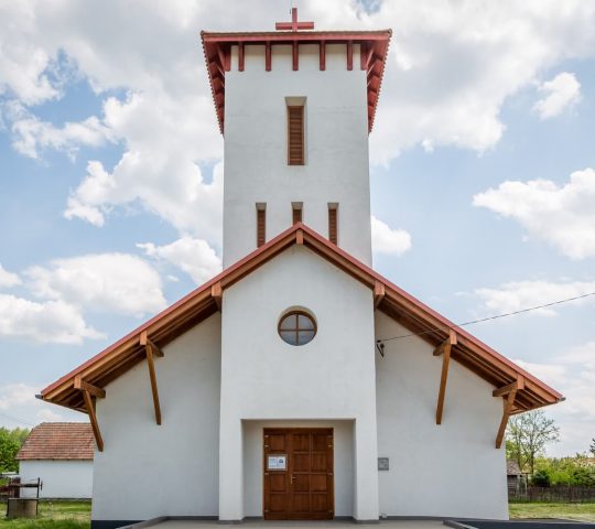 Römisch-katholische Kirche Heilige Familie, Kenderes-Banhalma